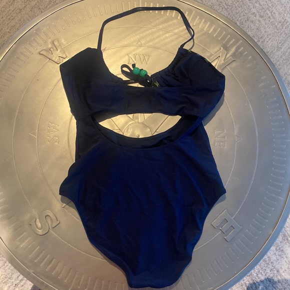 Aerie: 1 piece with cut out - Picture 4 of 7